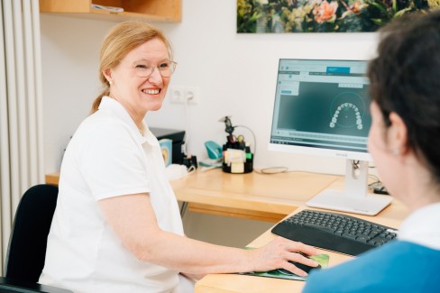 Dr. Ling in Beratungsgespräch mit Patientin
