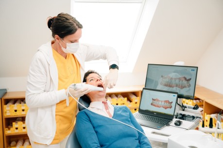 ZFA behandelt Patientin mit Scanner