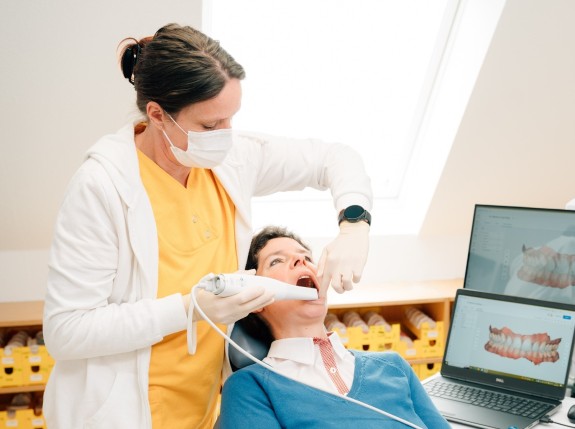 ZFA behandelt Patientin mit Scanner